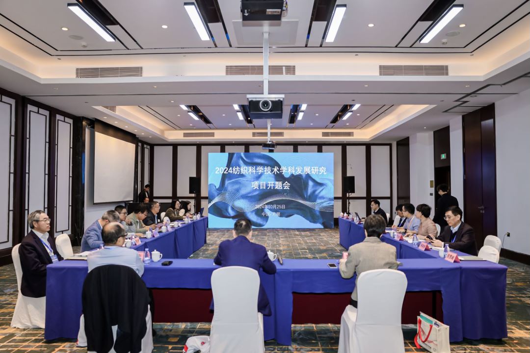 一群人在房间里

中度可信度描述已自动生成